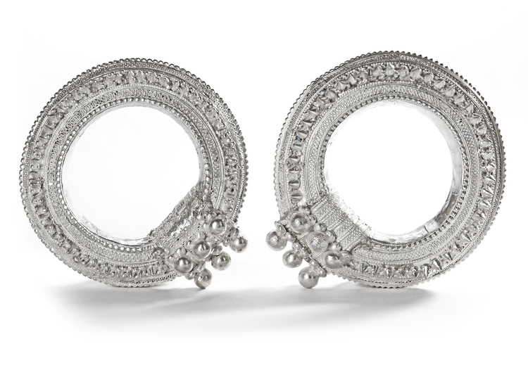 A PAIR OF BEDOUIN SILVER CUFF BRACELETS, SAUDI ARABIA, 20TH CENTURY
