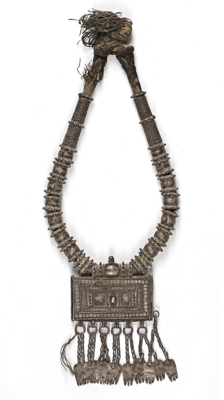 A SILVER COLLECTION NECKLACE, OMAN, 19TH CENTURY