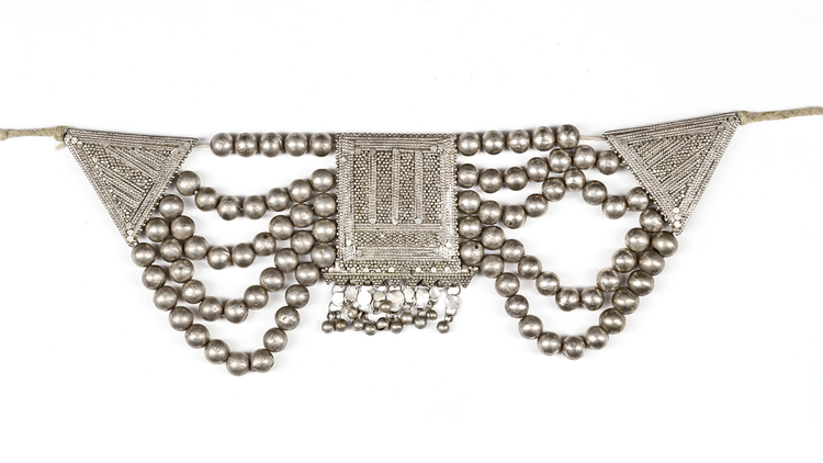 AN ISLAMIC SILVER NECKLACE, SAUDI ARABIA, 19TH CENTURY