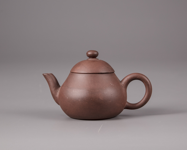 A Chinese yixing teapot and cover