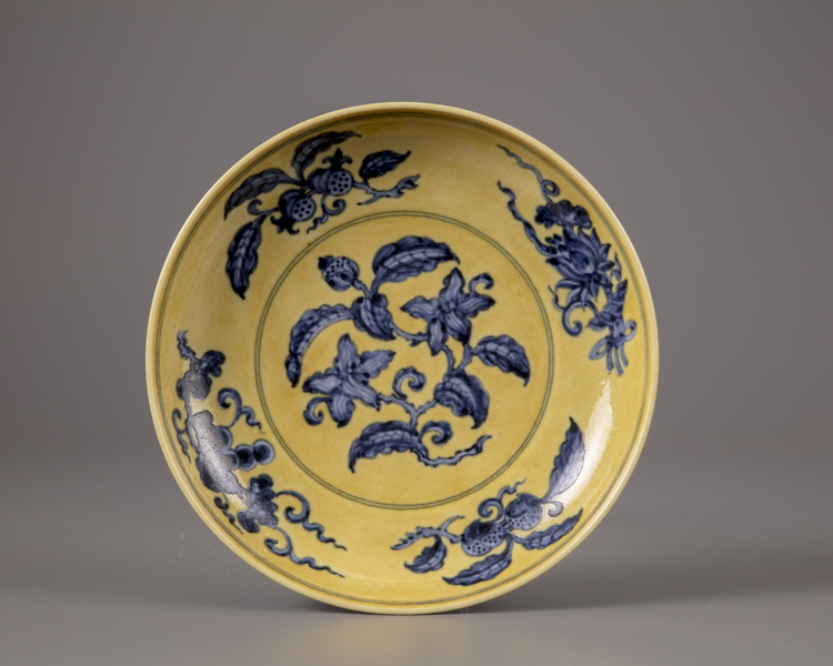 A Chinese yellow ground blue and white 'gardenia' dish