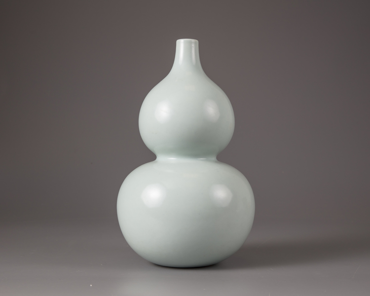 A Chinese celadon-glazed double gourd vase