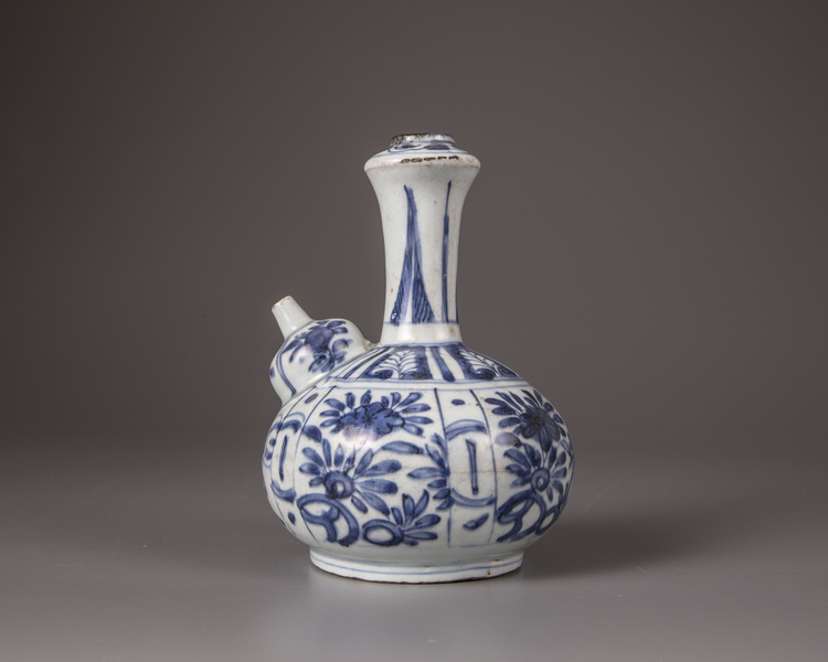 A Chinese blue and white kendi