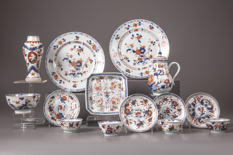 A group of 15 Chinese imari cups, saucers, bowls and a vase
