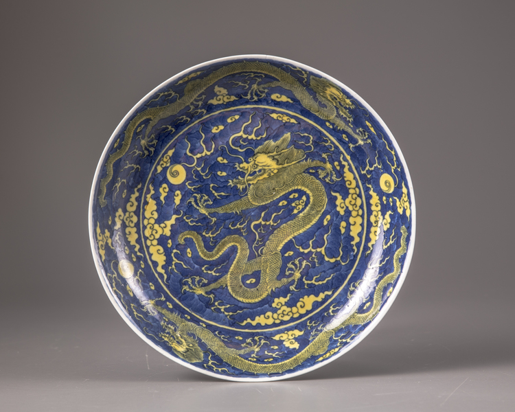 A Chinese yellow-glazed blue and white 'dragon' dish