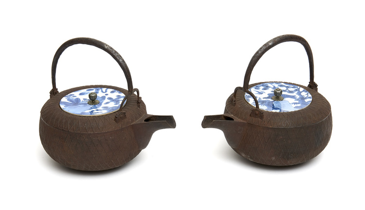 A set of two iron saké-kettles (ochōshi)