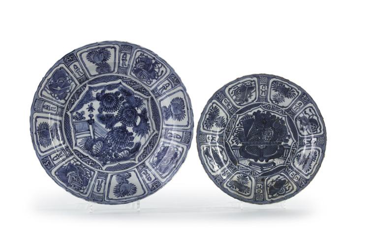 A Chinese blue and white ‘Kraak porselein’ charger and a dish