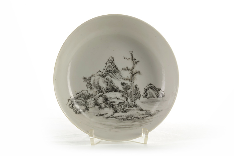 A Chinese en grisaille-decorated dish