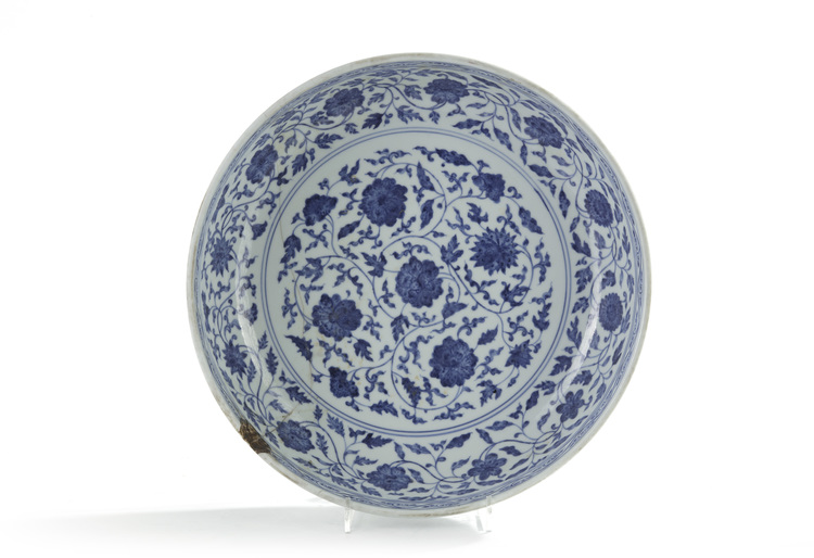 A Chinese Ming-style blue and white 'flower scroll' charger