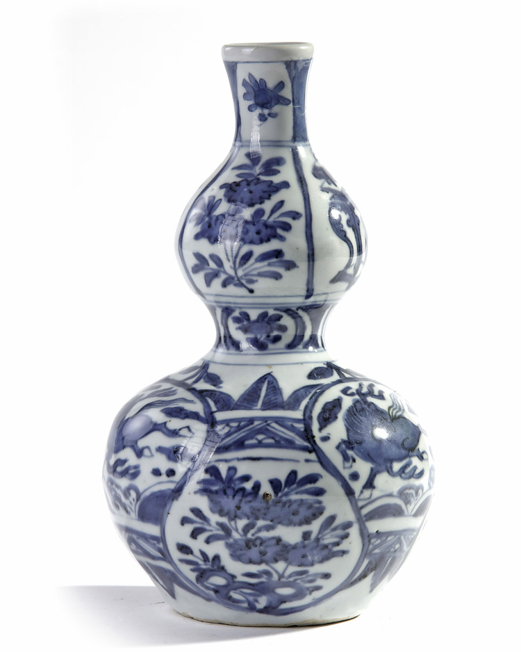 A Chinese blue and white moulded 'Kraak' 'seahorse' double-gourd vase