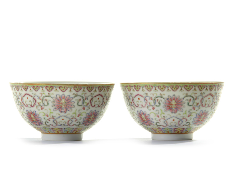 A pair of Chinese famille rose 'lotus' bowls