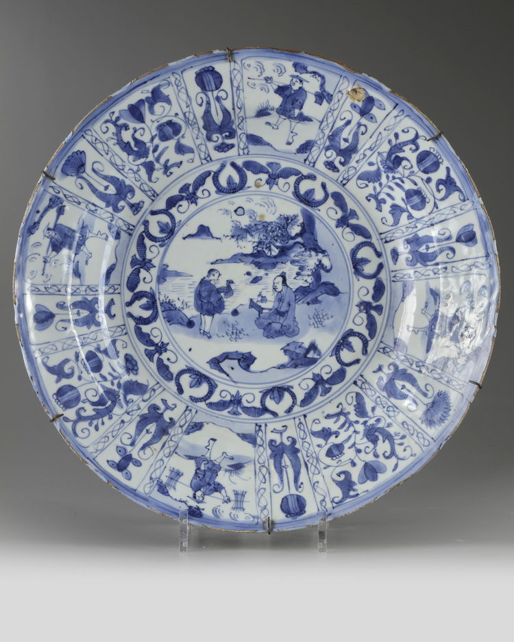 A Chinese blue and white 'Kraak porselein' charger